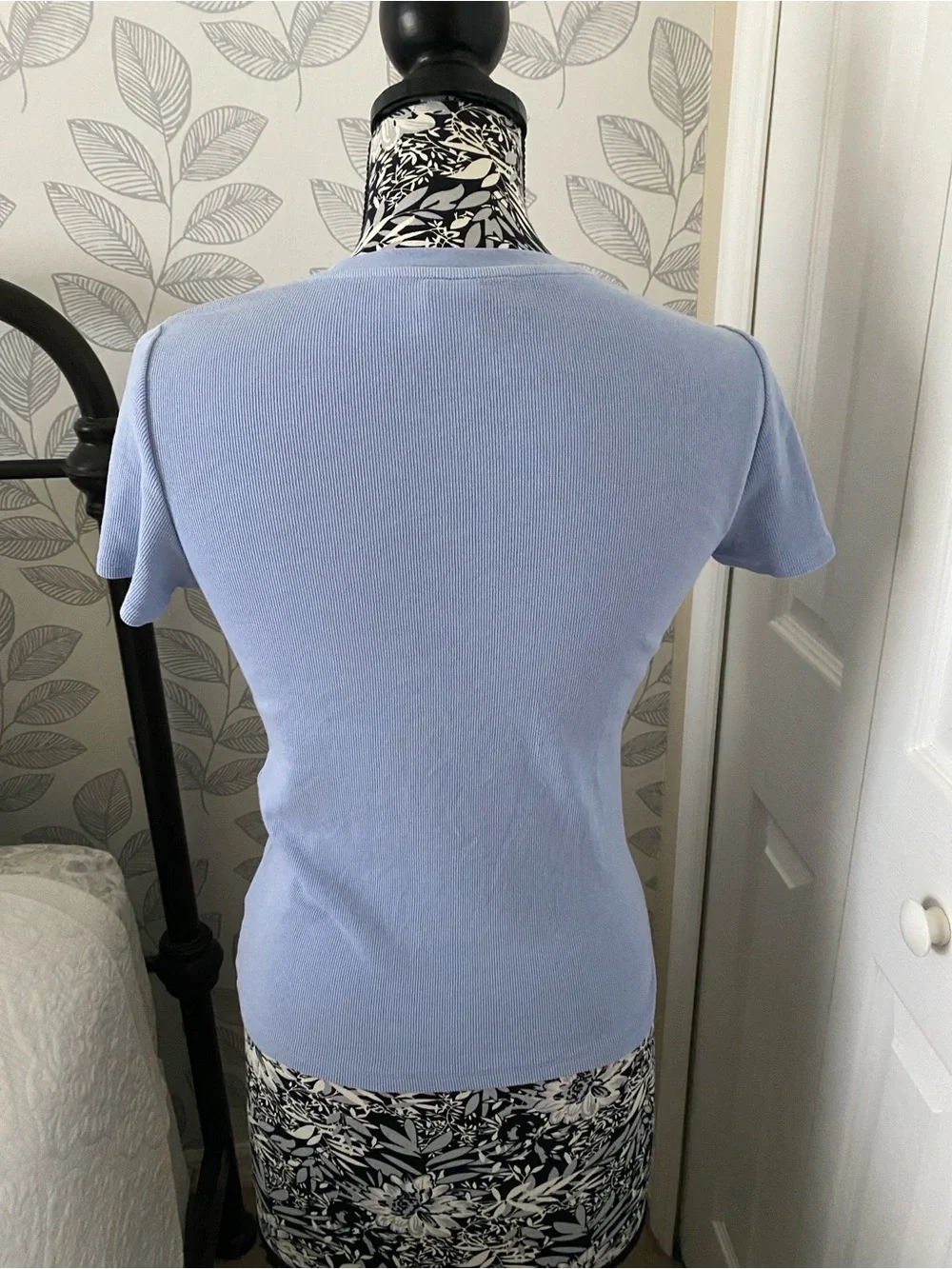 Aritzia HomeStretch™ Rib Tune
Stretchy ribbed cotton t-shirt Light Blue - Picture 4 of 9